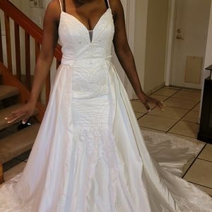 Brand new Ivory Wedding Dress with cape skirt!